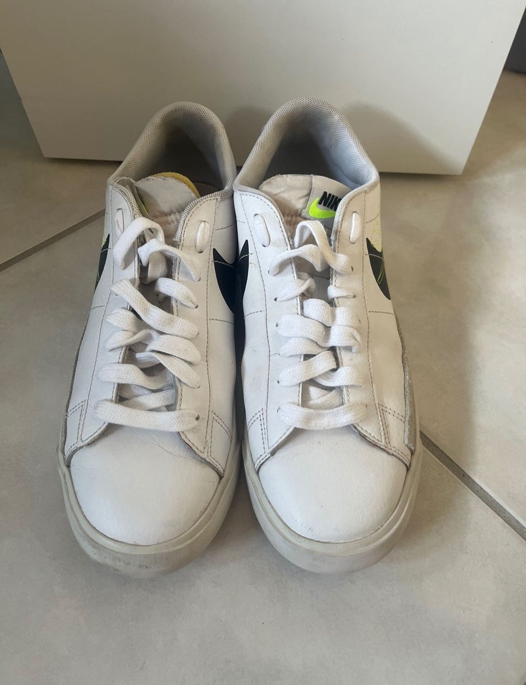 Nike Scarpe da uomo: Baskets Nike blanches utilisées taille 42.5 – Usato da Delémont venduto da gabrielquintas9