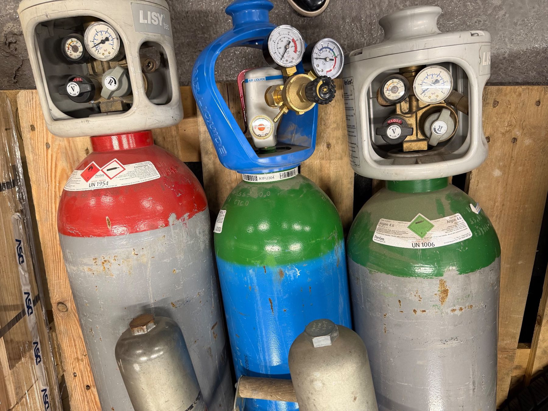 Postes à souder: Drei Gasflaschen mit Druckminderer – D'occasion à Basel par alpha_gruppe 1