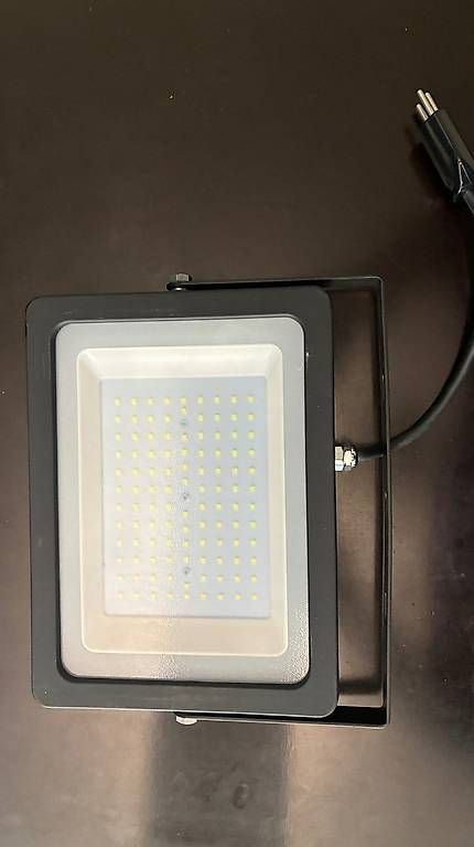 Lampade: V-TAC LED Flutlicht VT-49100 – Usato da Bern venduto da peter.peter.bern