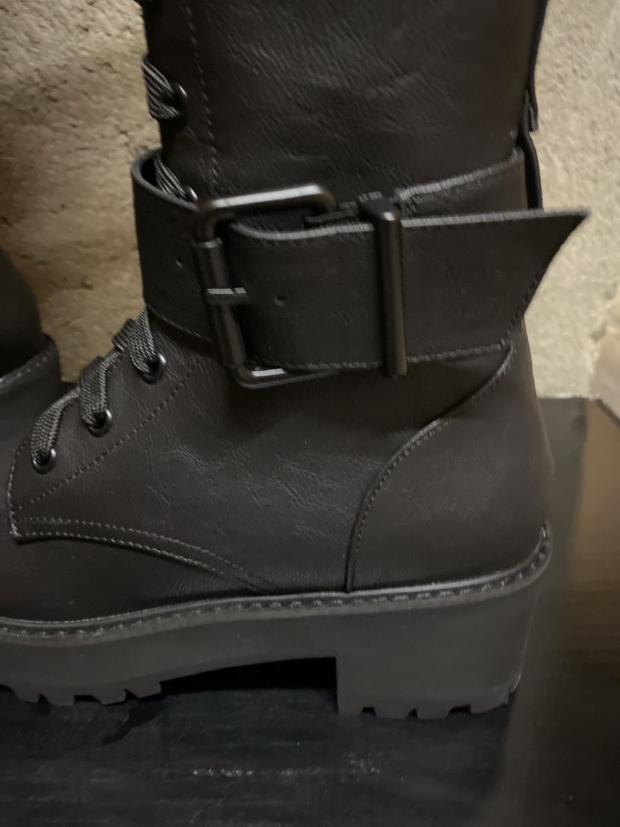 Scarpe da donna: Schwarze Schnürstiefel Combat Boots Gr. 37.5 neu – Nuovo e nell'imballaggio originale da Zürich venduto da DawaChi 2