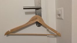 Kleiderbügel aus Holz in gutem Zustand