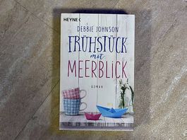 FRÜHSTÜCK mit MEERBLICK. Ein Roman von DEBBIE JOHNSON