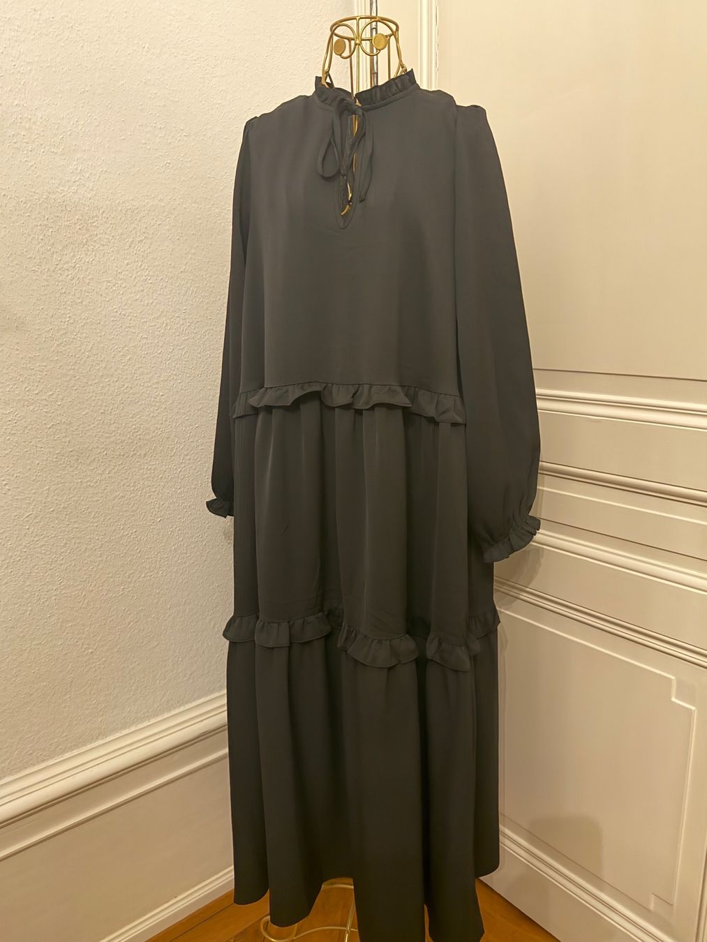 Kleider: Neues Schwarzes, elegantes Maxikleid mit Rüschen Gr L – Neu und originalverpackt aus Basel von Blausara707