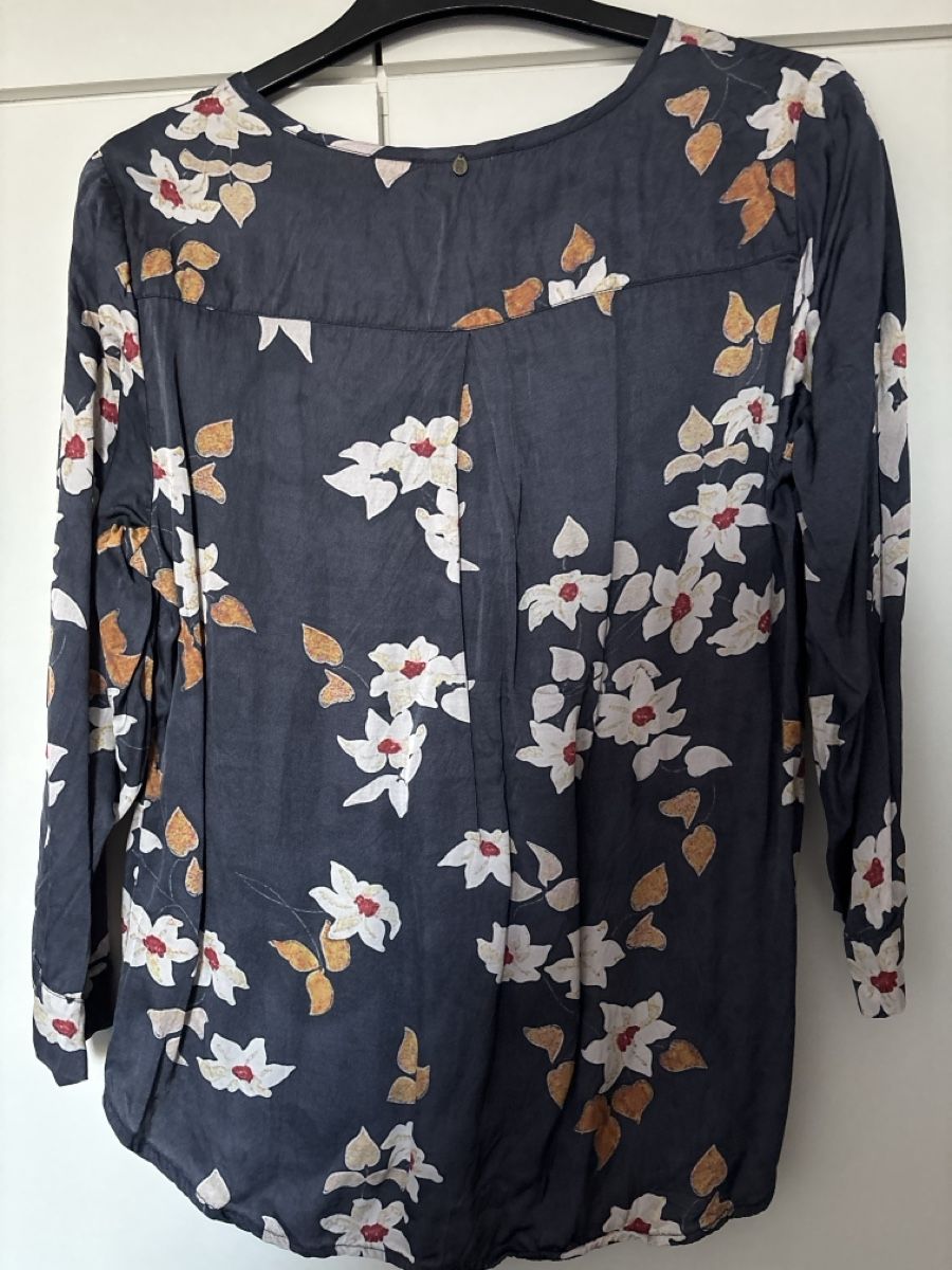 Nile Blusen: Nile Bluse mit Blumenmuster, Grösse S, Top Zustand! – Gebraucht aus Zofingen von MasterPCI 2
