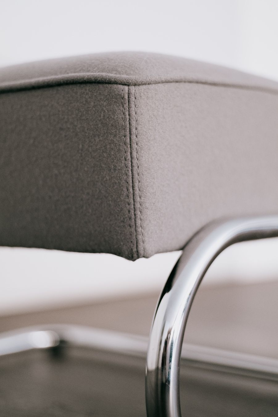 Thonet Poltrone: Thonet Freischwinger-Armsessel m. Hocker S411 – Usato da Baar venduto da Reddot 7