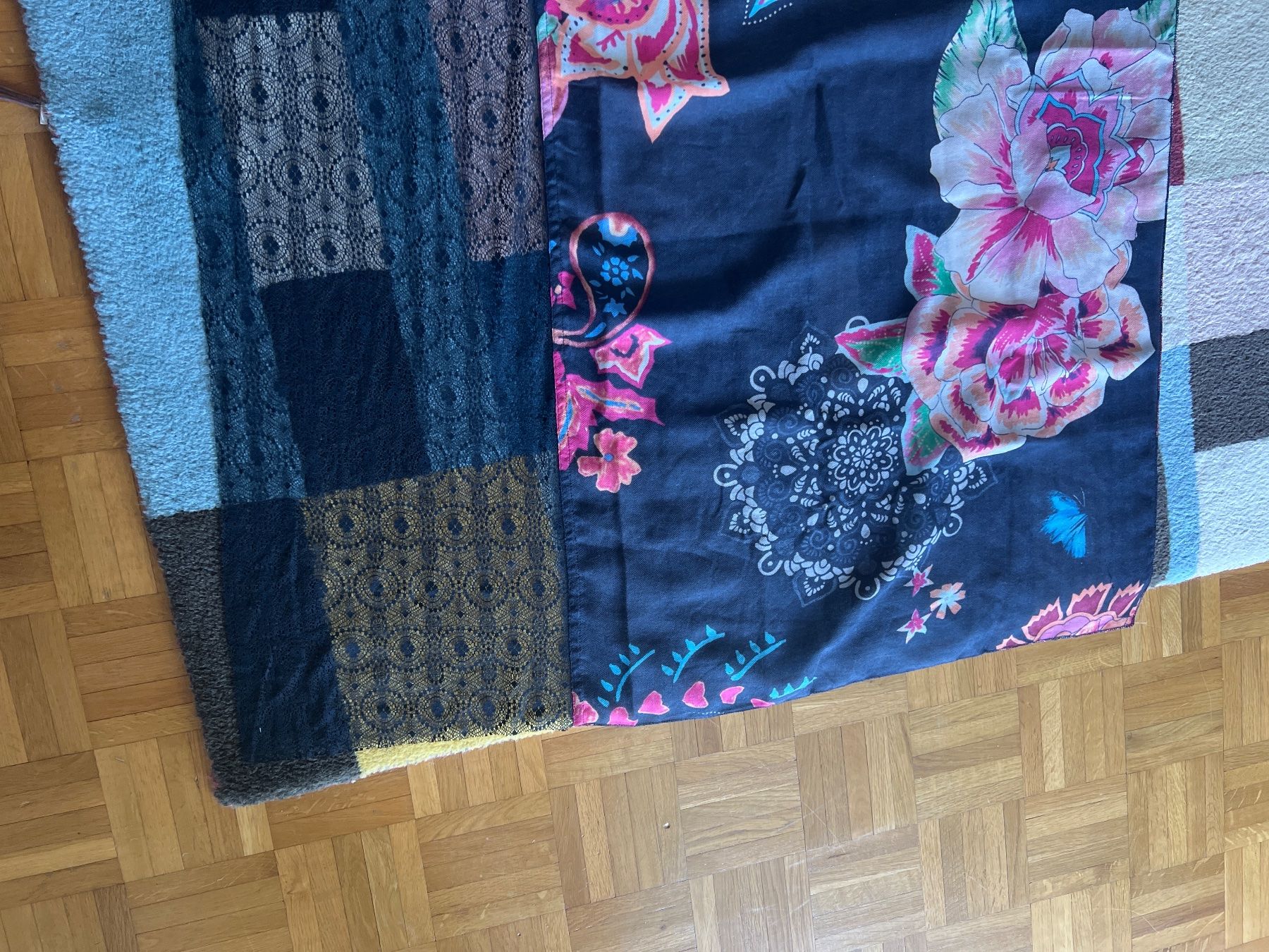Desigual Foulard & Sciarpe: Schal Desigual – Usato da Winterthur venduto da britsi 3