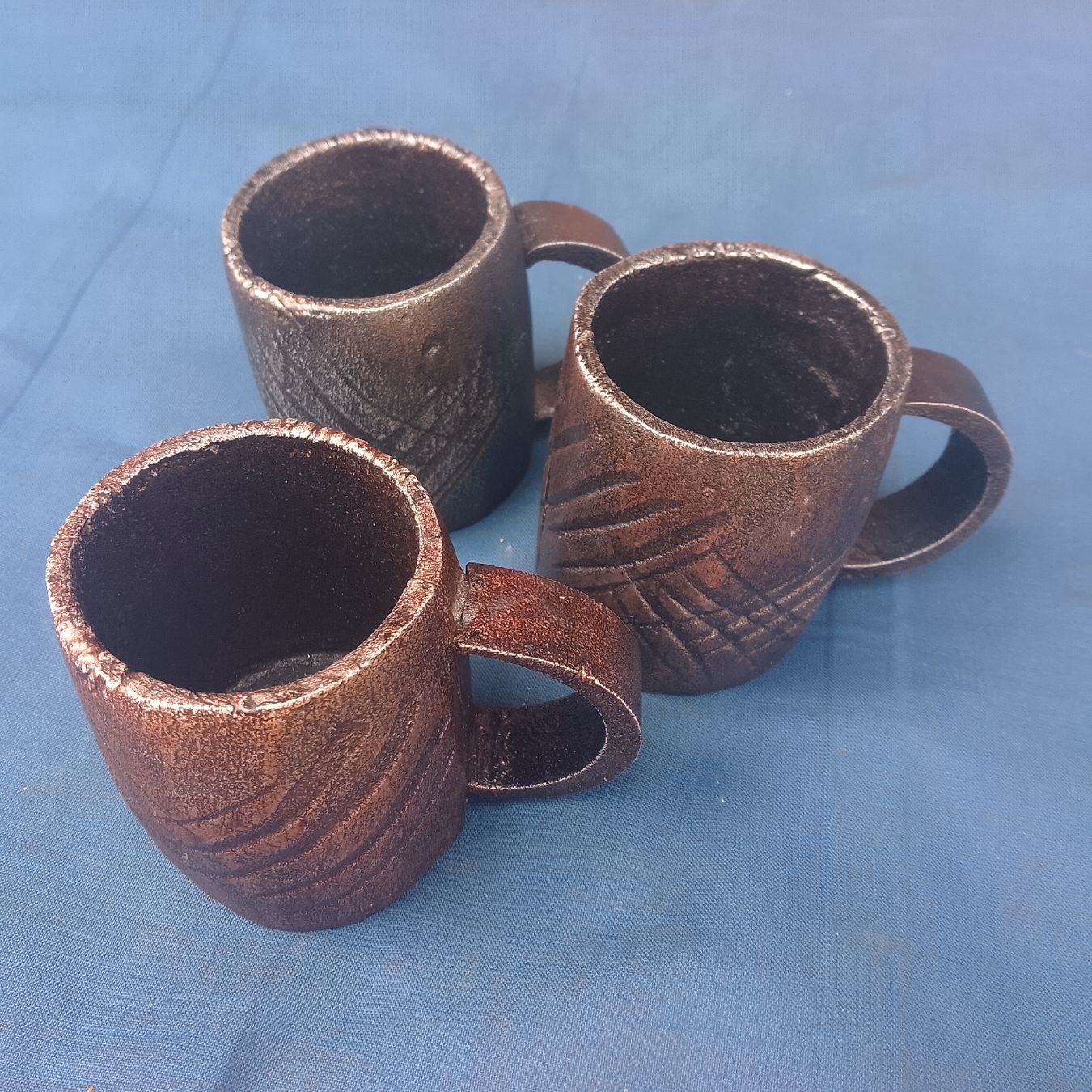 Tazze: 3 Metall-Cocktailbecher, rustikal, Handarbeit – Nuovo (secondo la descrizione) da Luzern venduto da toenu23