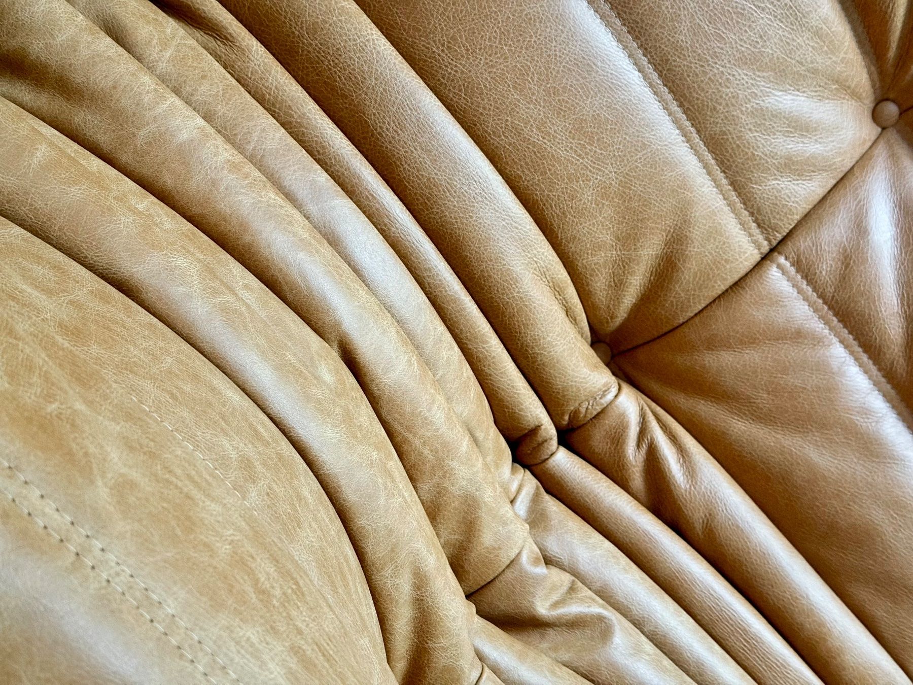 Ligne Roset Divani: 3er Sofa Togo, neu bezogen mit Leder – Nuovo (secondo la descrizione) da Zürich venduto da ERATOMIUM 9
