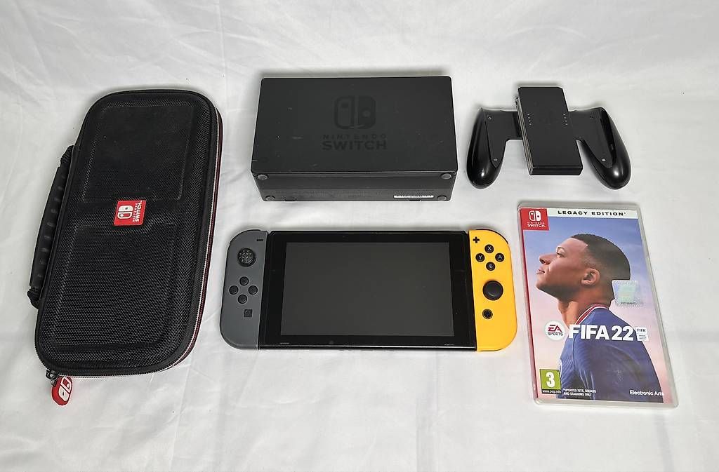Nintendo Console: Nintendo Switch Console | Accessori + FIFA 22 – Usato da Gordola venduto da kar_gy5g