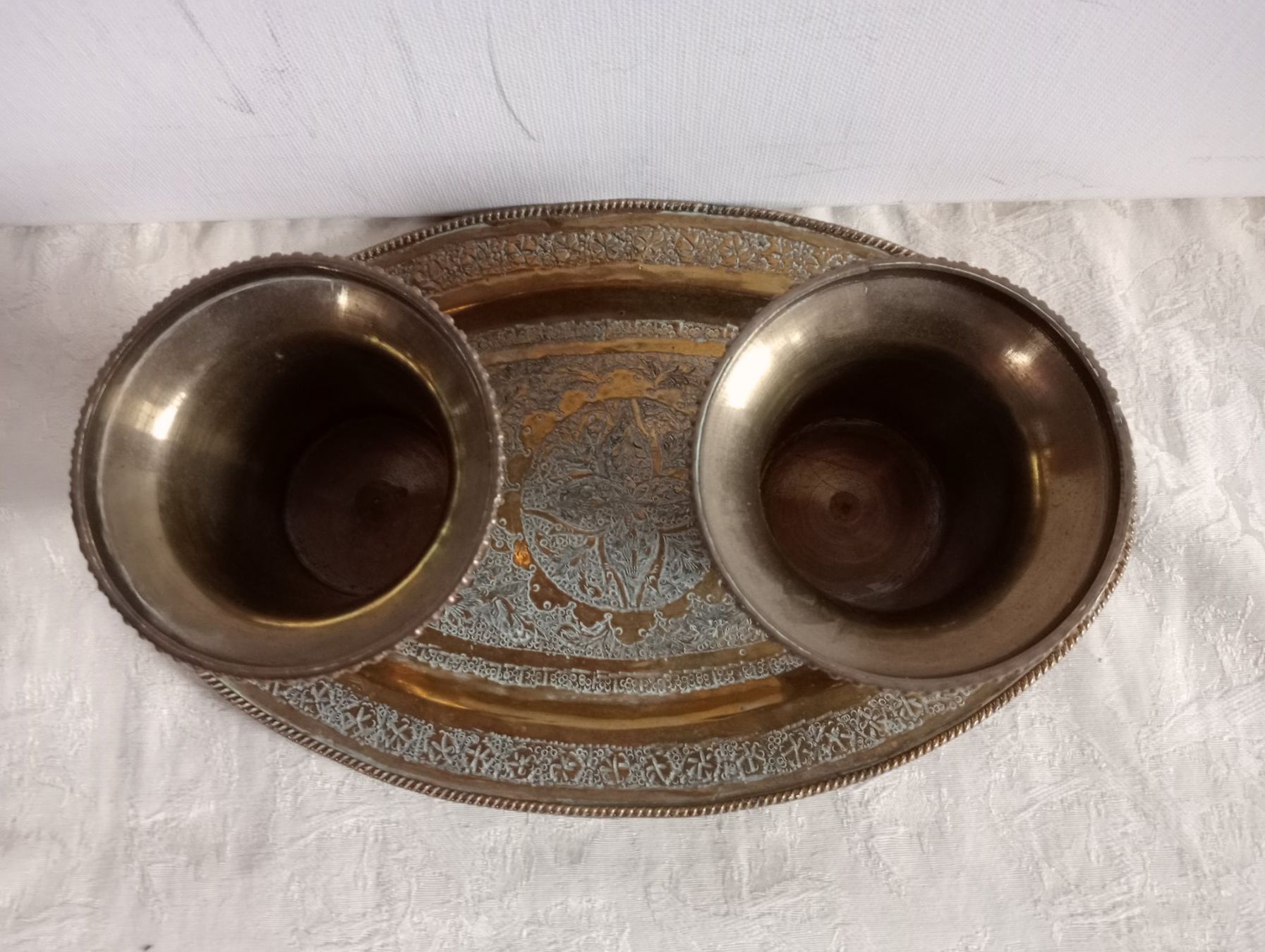 Piatti di portata: Vintage Messing Tablett mit  Becher orientalisch Handarbeit – Usato da Oberdorf BL venduto da Barocki888 2
