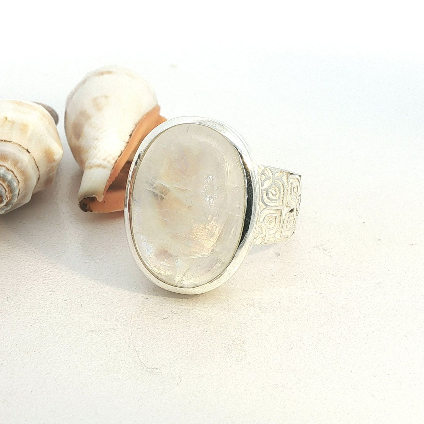 Olga Ribler Anelli: Statement Ornament Ring mit Regenbogen-Mondstein Gr 59 – Nuovo (secondo la descrizione) da Luzern venduto da Schmuckoutlet 3