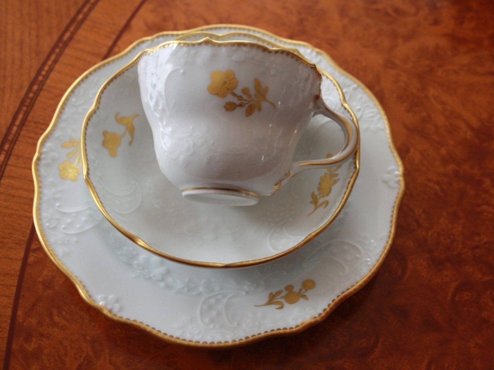 Set di piatti: Meissen Neumarseille Reliefform Prunk – Nuovo (secondo la descrizione) da Urtenen-Schönbühl venduto da Cbuyer