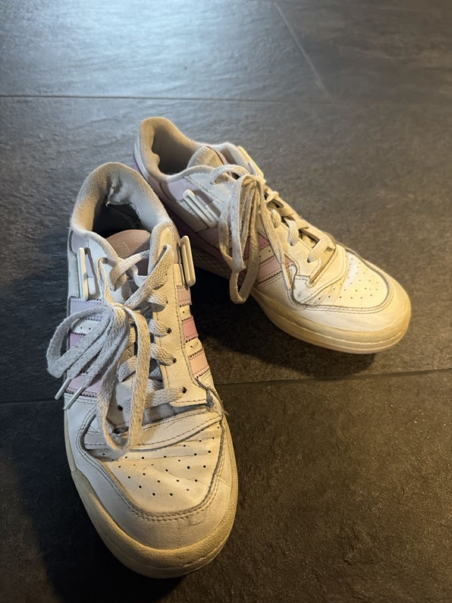 Damenschuhe: Stark getragene Adidas Sneaker – Gebraucht aus wolfhausen von leana.orisha 2