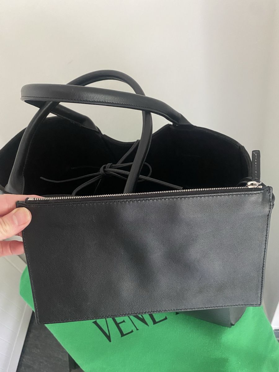 Bottega Veneta Borse: Bottega Veneta medium Arco Tote – Nuovo (secondo la descrizione) da Luzern venduto da rachlaw1 1