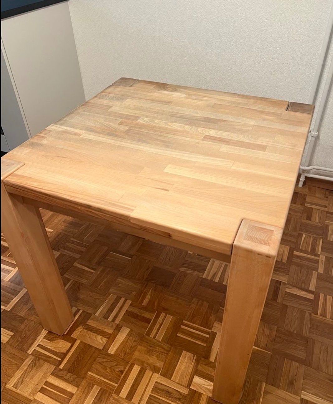 Tische: Massiver quadratischer Holztisch – Gebraucht aus Solothurn von NUVICO 1