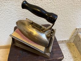 Antikes Bügeleisen, AE&CI, mit Holzgriff, Vintage Bügeleisen