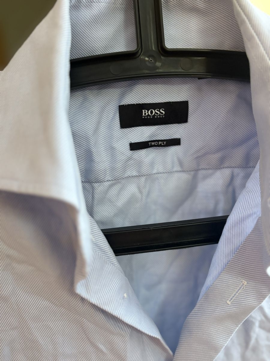 Hugo Boss Chemisiers: Chemise Hugo Boss taille 38 – D'occasion à Attalens par Skorpionica