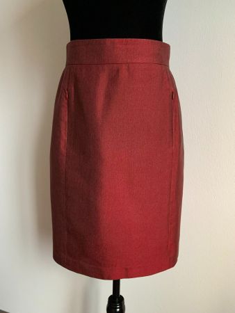 AKRIS: Neu/ungetragen - Edler roter Seiden-Jupe, 38