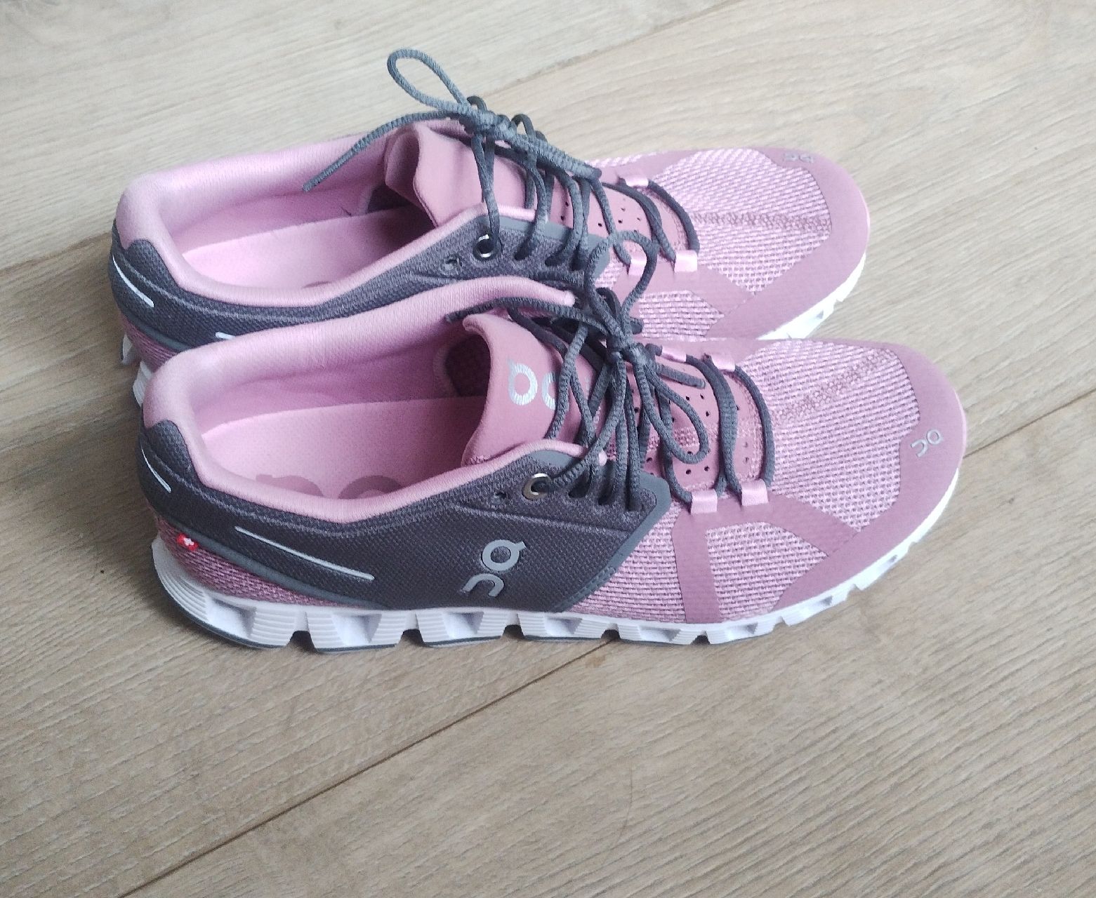 On Scarpe da donna: on Cloud Schuhe Grösse 40 wie neu – Usato da Schiers venduto da bak007