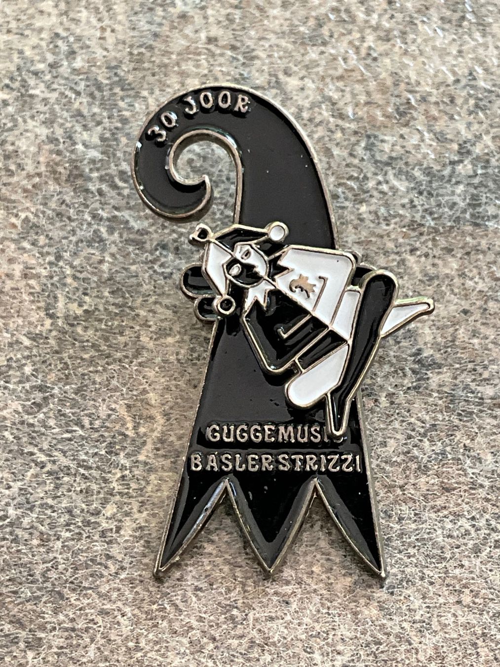 Basler Placchette & Badge: Pin Guggemuusig Basler Strizzi 30 Joor – Usato da Basel venduto da Genie2 1