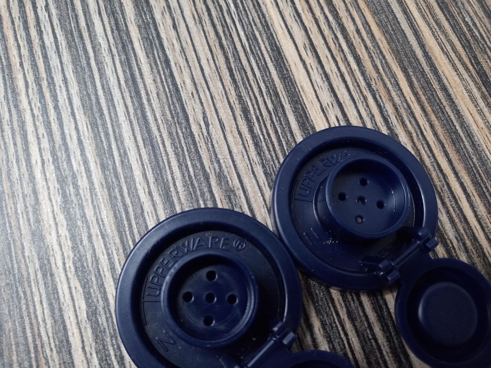 Tupperware Contenitori & Simili: Seltene Tupperware Salz und Pfefferstreuer mit Klappdeckel – Usato da Reiden venduto da Zofi-Brocki 4