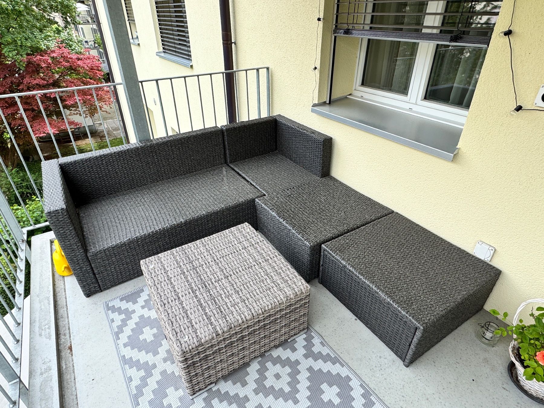 Divani: Lounge mit Teppich, Polster und Tischli (Garten oder Balkon) – Usato da Winterthur venduto da chi_83a 2