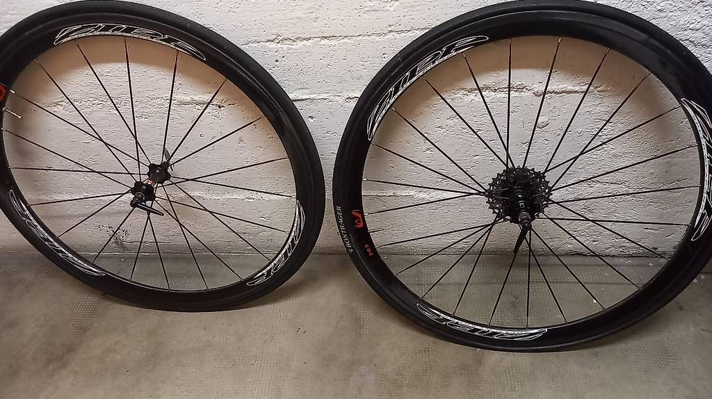 Ersatzteile: Roues carbon Zipp Firecrest 303 à patins – Gebraucht aus Lausanne von Yassinech