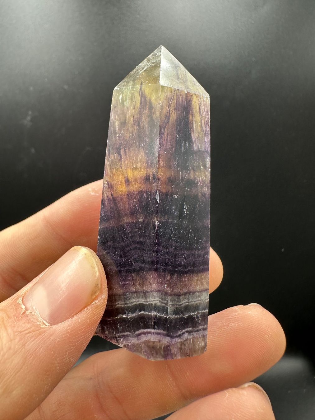 Minerali & Pietre curative: Dunkler, gelber Fluorit Obelisk, Spitze – Nuovo e nell'imballaggio originale da Männedorf venduto da Handschmeichler