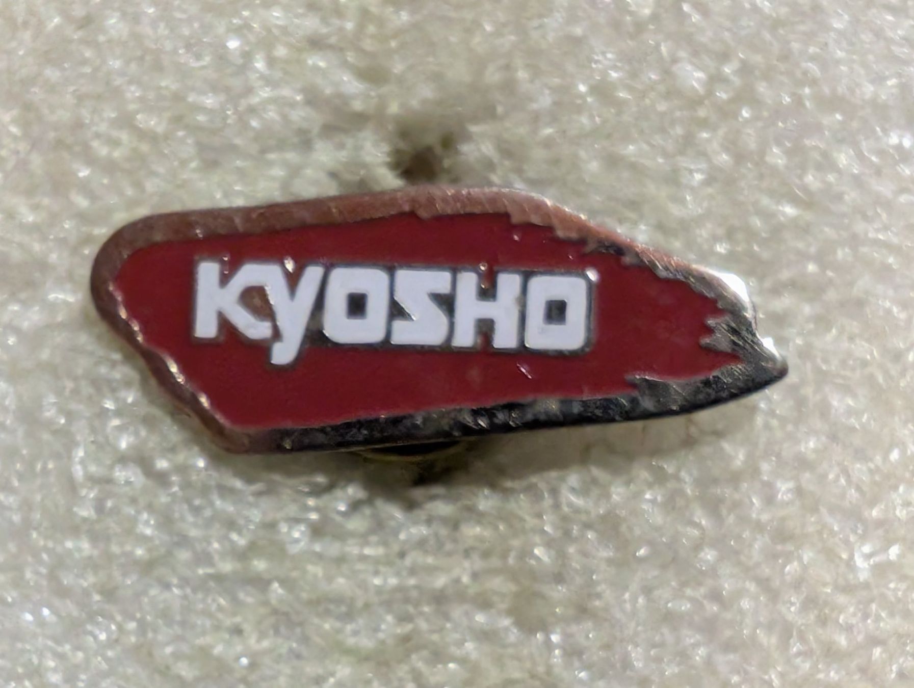 Placchette & Badge: Ansteckpin 193: Kyosho – Usato da Oppligen venduto da Pin-Fall-Shop