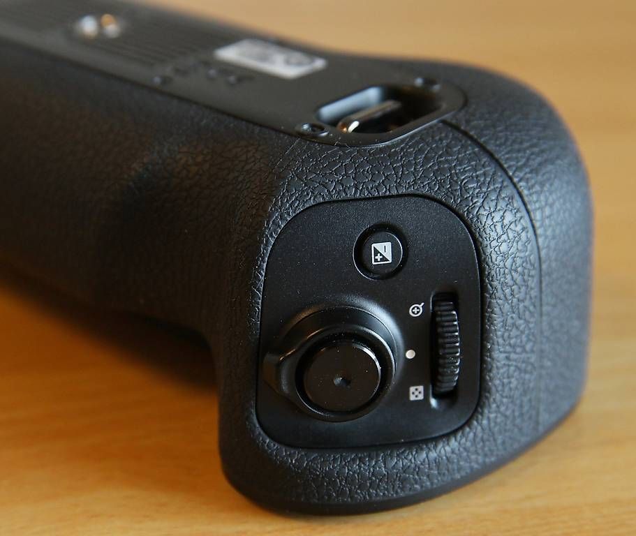 Fotocamera: Vertical Gripp zu Samsung NX1 – Usato da Basel venduto da laverda75 2