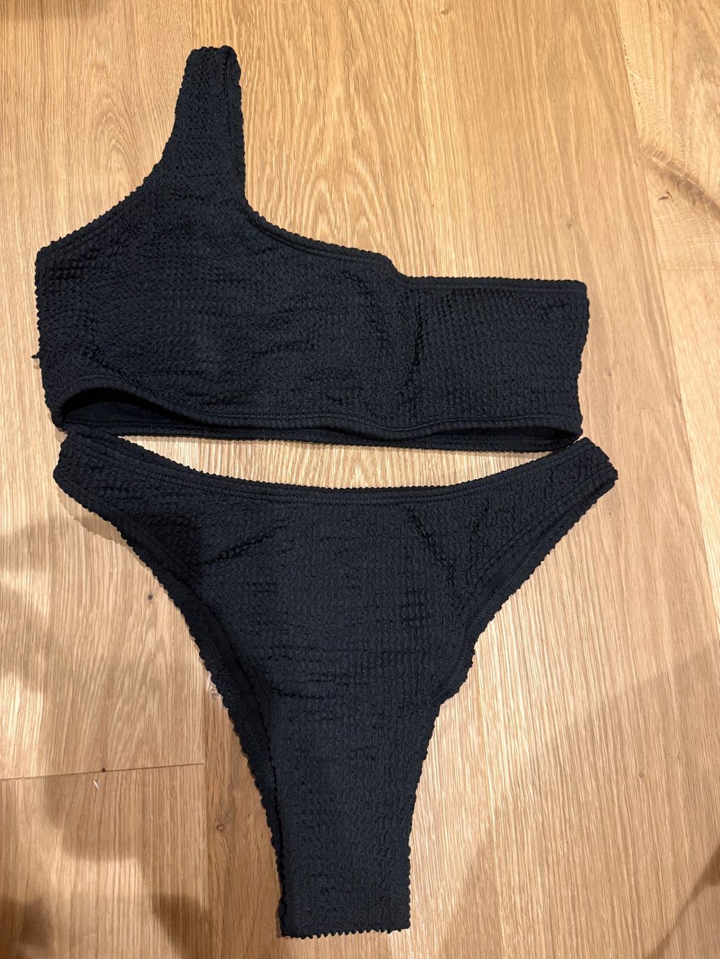 Costumi da bagno & Bikini: Schwarzer Bikini mit Struktur, One Shoulder - Sommer! – Nuovo (secondo la descrizione) da Dotzigen venduto da White_Warrior 2