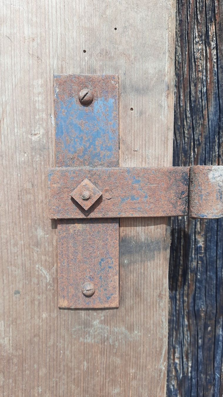 Porte: Antike, alte, gestemmte Holztür – Usato da Wattwil venduto da Parase 2