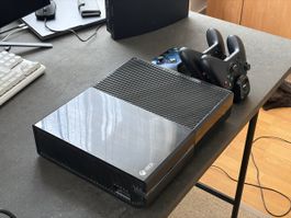 XBox One mit 3 Controllern und Spielen