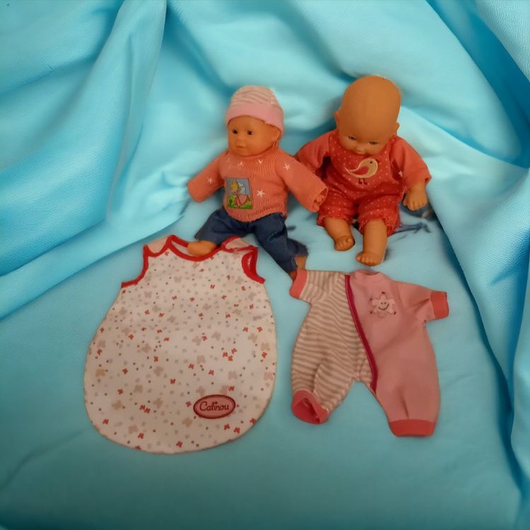  Zwei Puppen mit Zubehör 