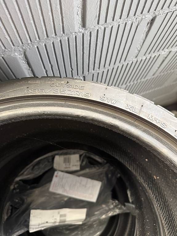 Pneus & Roues: Winterreifen 235/35/19 – D'occasion à Menziken par rob_z8tq 4
