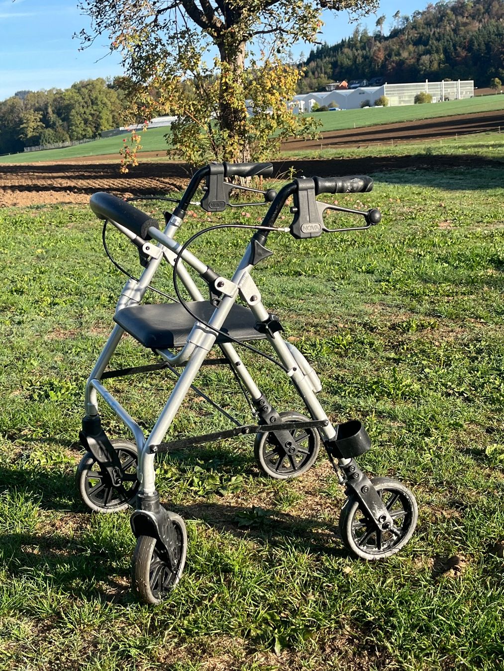 Aides à la marche: Rollator leichtmodell Alu – D'occasion à Allmendingen b. BE par juair