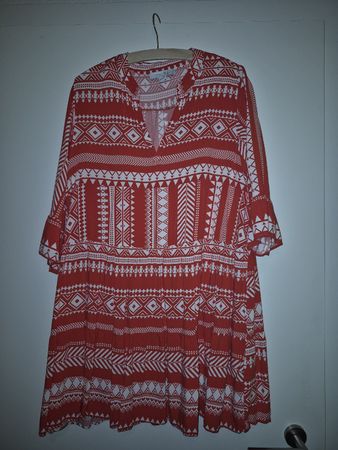 Traumhaftes,  figurumspielendes Kleid ! Gr. 42/44