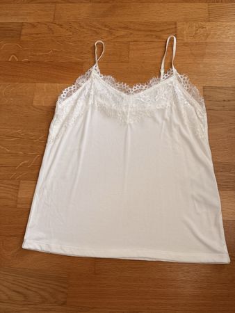 Zwei Ichi Tops in weiss und schwarz Grösse M