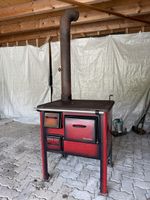 Holzherd Sarina  rot/schwarz mit Kochplatten guter Zustand