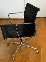 Vitra Eames EA 107, Alu Chair, Leder, Designklassiker