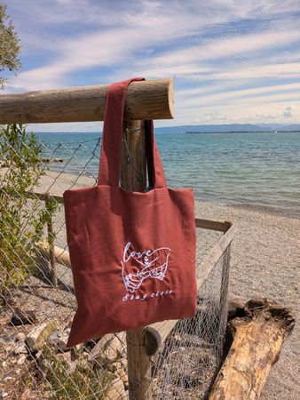 Tragetasche „Love, Stay Close" mit Hände-StickereiUpcycling