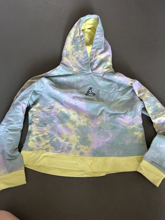 Sweat à capuche Jordan taille 13-15ans (155-159)