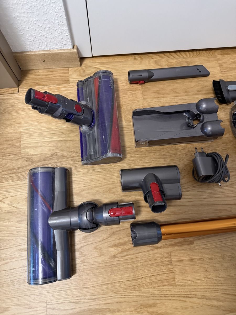 Dyson Aspirapolveri & Accessori: Dyson V11 absolute et Dyson V10 cyclone absolute  – Usato da Meyrin venduto da SA_3006 8