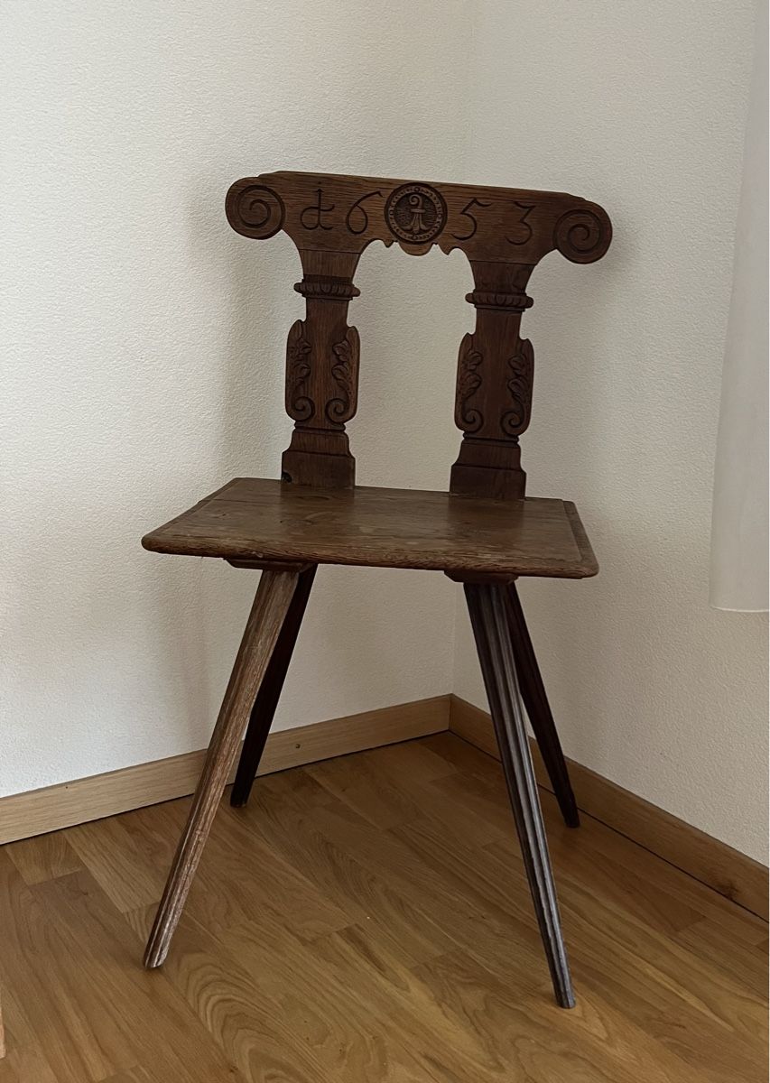 Stühle: Basler Stabelle / Stuhl von 1653 mit geschnitztem Baslerstab – Gebraucht aus Arboldswil von Sonnenelfe