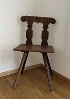 Basler Stabelle / Stuhl von 1653 mit geschnitztem Baslerstab