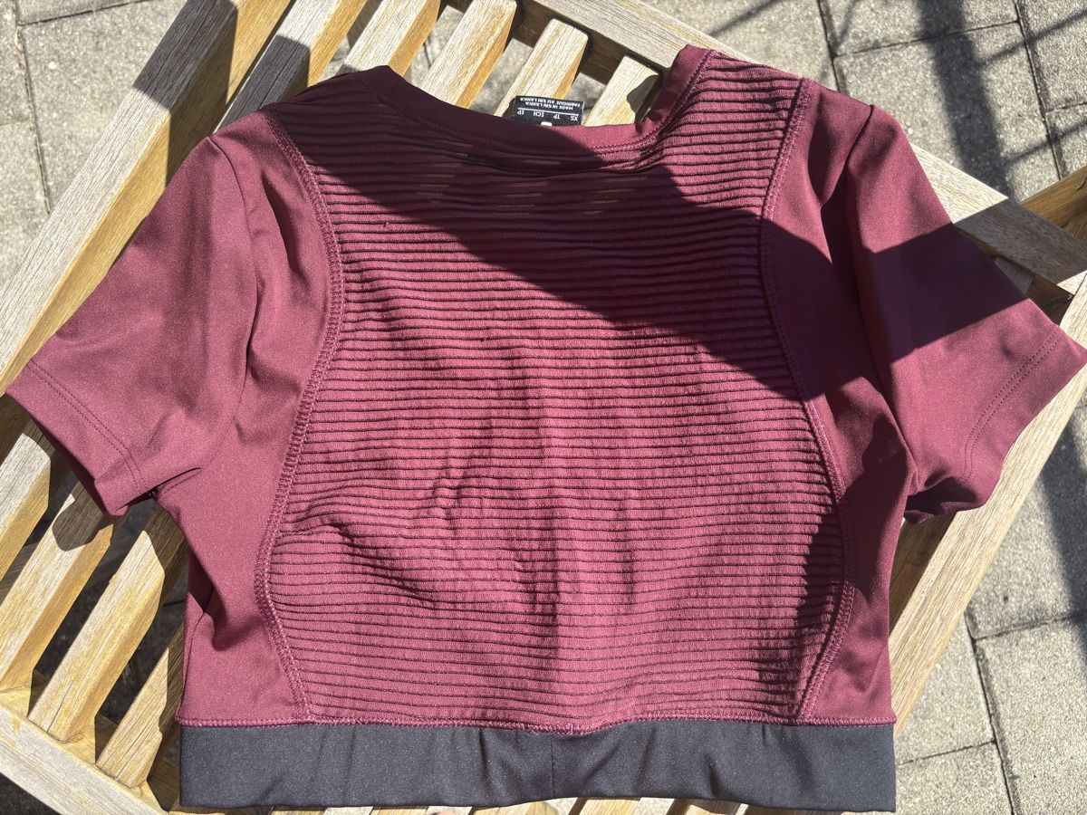 Nike Top: NIKE Crop Top fürs Gym – Nuovo (secondo la descrizione) da Wetzikon ZH venduto da aku_gw6r 3
