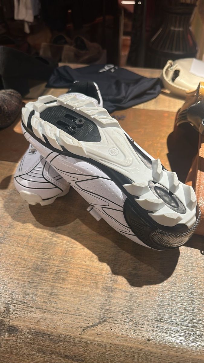 Scarpe da donna: Chaussures VTT blanches et noires, semelle crantée, parfait  – Nuovo (secondo la descrizione) da Courroux venduto da lan_5f9f
