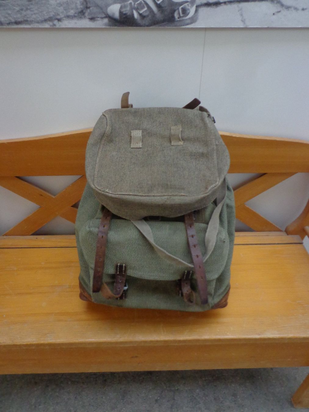 Schweizer Armee Rucksäcke: Alter Militärrucksack mit Brotsack – Gebraucht aus Zofingen von schmidi67