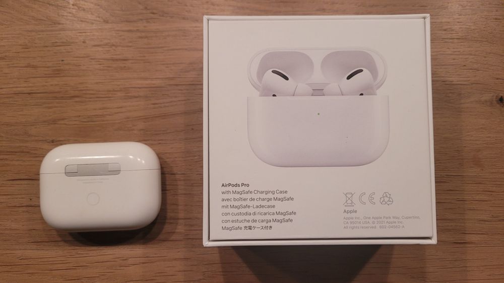 AirPods Pro 1. Generation inkl. Charging Case. 1 Hörer def. 3