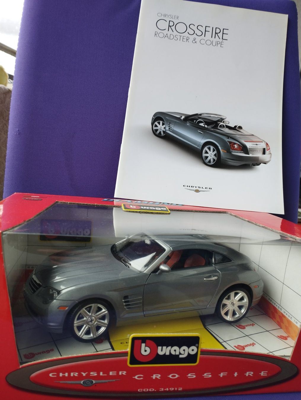 Bburago Modellini d'auto: CHRYSLER Crossfire mit Prospekt – Nuovo (secondo la descrizione) da Chur venduto da oriori 1